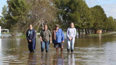 В Австралии в ходе наводнения спасли плававшую на матрасе старушку