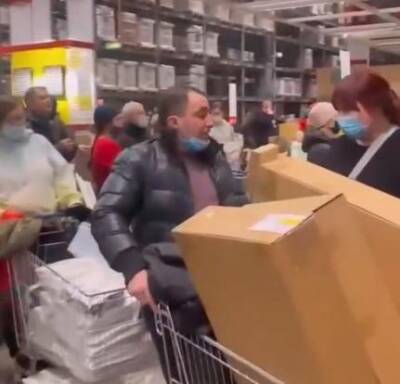 Новосибирцы опустошают полки закрывающейся 4 марта IKEA
