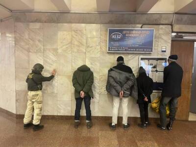 В киевском метро задержали диверсантов. У одного из них была детская игрушка с боеприпасами – полиция
