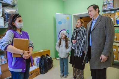 Алексей Островский с семьей привез гумпомощь для вынужденных переселенцев в смоленский волонтерский центр