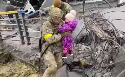 Посмотрите в эти маленькие глазки: уникальное видео, как тероборона Киева спасает 400 женщин и детей из разбомбленного Ирпеня