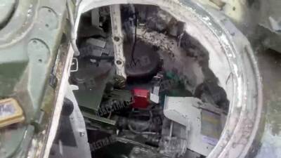 Журналист «Известий» показал изнутри брошенные танки ВСУ