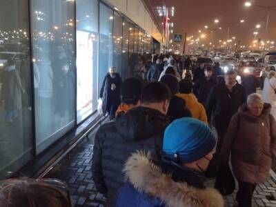 Петербуржцы мерзнут в длинной очереди в петербургскую IKEA (фото)