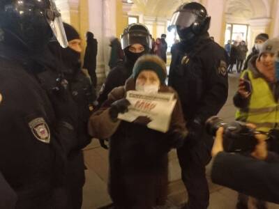 В Петербурге силовики заблокировали вход в метро у Гостиного двора, где проходит пацифистская акция (фото)