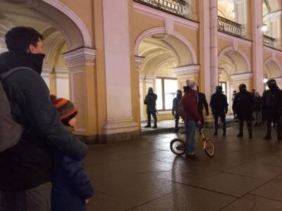 В Петербурге начались задержания на акции за мир на Украине (фото)
