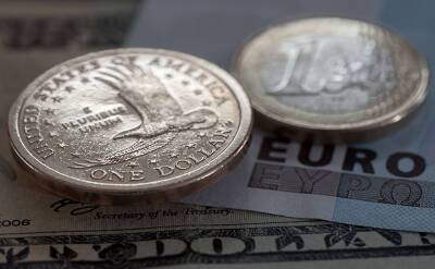 Доллар или евро: что делать с рублями на счетах