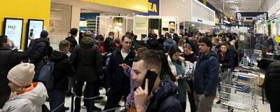 В Нижегородском магазине IKEA выстроились огромные очереди перед закрытием