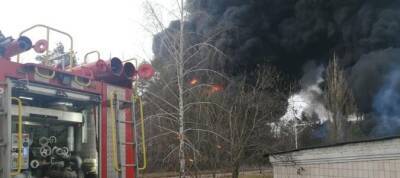 Под Черниговом на нефтебазе загорелись резервуары с топливом после попадания снаряда