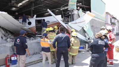Лёгкий самолёт упал на здание супермаркета в штате Морелос