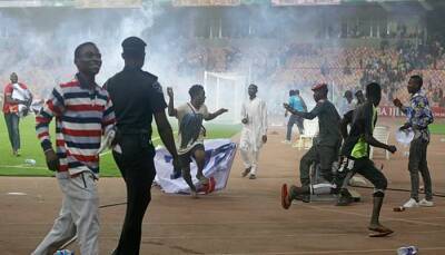 Фанаты сборной Нигерии устроили беспорядки на поле после невыхода на чемпионат мира - sportarena.com - Гана - Нигерия - Абуджа