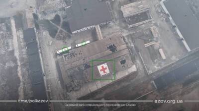 Оккупанты специально бомбят здание с красным крестом в Мариуполе – "Азов"