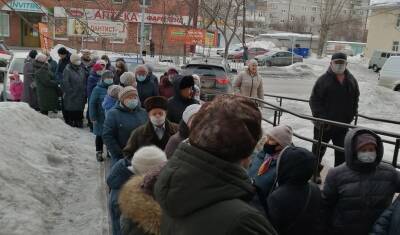 В тюменской поликлинике очередь из пенсионеров растянулась до соседнего здания - nashgorod.ru - район Тюменский
