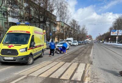 В Твери рядом с пешеходным переходом водитель грузовика насмерть сбил женщину