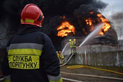 В Ровенской области третий день тушат пожар на нефтебазе