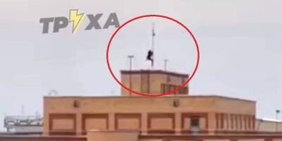 В захваченной РФ Балаклее отчаянный смельчак пытался сорвать российских флаг с крыши горсовета — видео