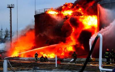 Спасатели ГСЧС наконец потушили пожар на нефтебазе в Ровенской области — горело с 28 марта (видео)