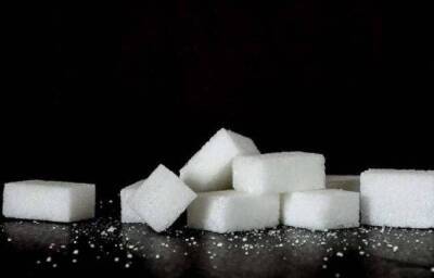 Российские ретейлеры начали снимать ограничения по наценке на сахар
