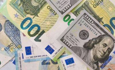 Официальные курсы доллара и евро снизились более чем на 2 рубля
