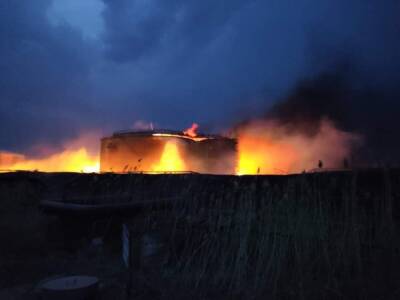 Десятки жилых домов, школа и нефтяное хранилище горят в Луганской области из-за обстрелов