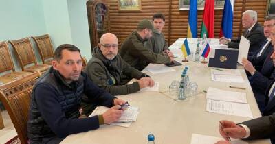Россияне принесли документ о "капитуляции" на первые переговоры с Украиной, - Арахамия