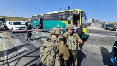 Теракт в Гуш-Эционе: террорист тяжело ранен в автобусе, нападавший ликвидирован