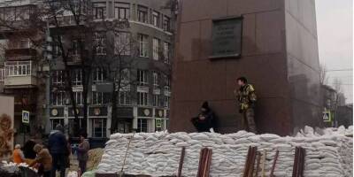 В Харькове укрепляют памятник основателям города