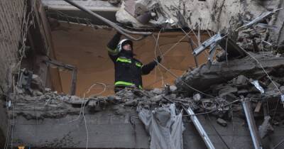 Ракетный удар по Николаевской ОГА: спасатели достали из-под завалов 20 погибших (фото)