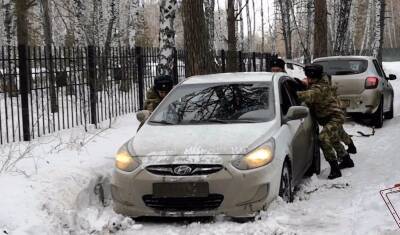 В Тюмени Росгвардейцы помогли девушке вызволить машину из снежного плена