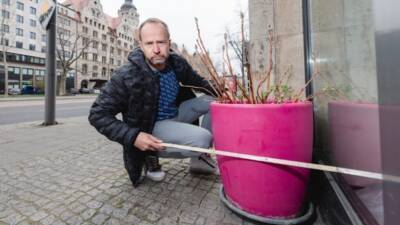 Продавца из Лейпцига оштрафовали на €83 за цветочные кашпо у его магазина