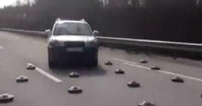 Безумство храбрых: украинские водители бесстрашно штурмуют минное поле (видео)