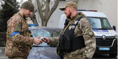 Одесские патрульные передали ВСУ автомобили, изъятые у нетрезвых водителей