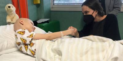 Встретилась с украинскими беженцами. Анджелина Джоли навестила мальчика из Черновцов, который лечится в Италии от рака