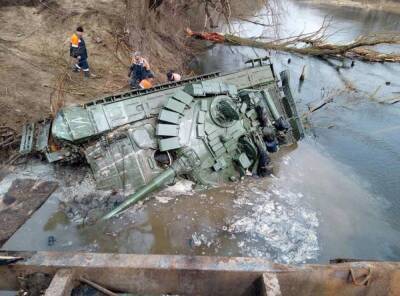 На Сумщине со дна реки подняли затонувший вместе с экипажем российский танк: "Будут проведены процедуры..."