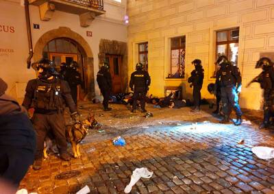 Футбольные хулиганы разнесли бар в центре Праги: видео