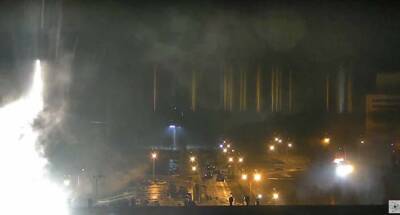 Российские оккупанты в течение нескольких часов обстреливали Запорожскую АЭС, начался пожар