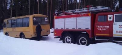 В Карелии спасатели вытащили из снега застрявший школьный автобус (ФОТО) - stolicaonego.ru - район Олонецкий - республика Карелия