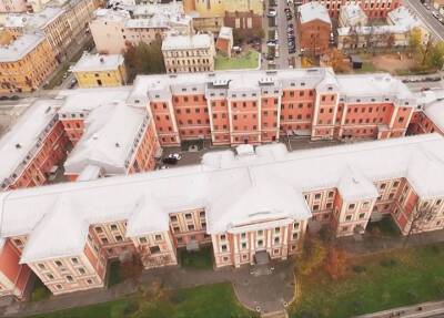 Двух девочек и мальчика в Петербурге нашли под окнами, одна школьница погибла