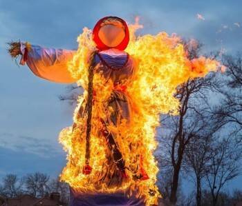 Чиновница из Череповецкого района предложила жителям проявить фантазию, и они решили сжечь ее чучело на Масленицу