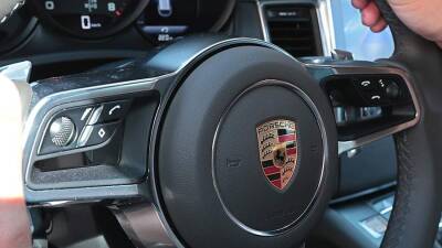 Porsche прекратила поставки автомобилей в Россию