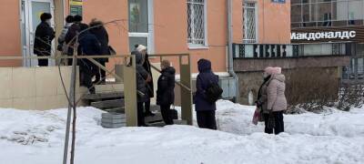 В Петрозаводске выстроились очереди у отделений банка, попавшего под западные санкции (ФОТОФАКТ)