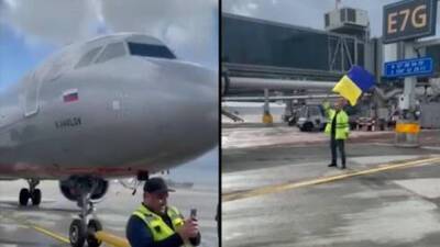 Протест в Бен-Гурионе: самолет "Аэрофлота" встретили украинским флагом