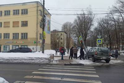 У администрации в Волхове столкнулись два автомобиля, есть пострадавшие
