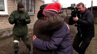 «Кланяюсь! Вернули! Моя родная!»‎: мать украинской военной поблагодарила ЛНР за возвращение дочери