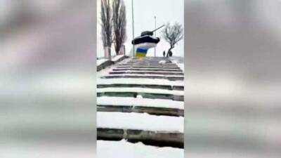 В Молдавии вандалы выкрасили в цвета украинского флага мемориал ВОВ