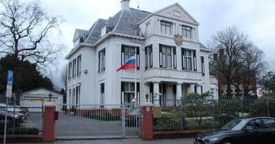 У посольства РФ в Нидерландах бросили рюкзак с зажигательной смесью