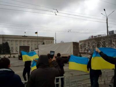 В Херсоне местные жители не приняли "гуманитарную помощь" России, они вышли на площадь с украинскими флагами