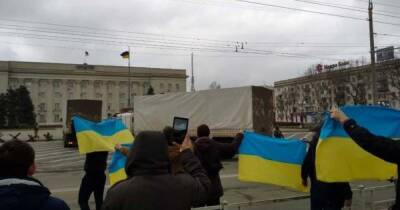 В Херсоне люди встречают "гуманитарную помощь" РФ с украинскими флагами