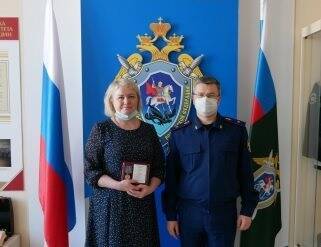 Главный следователь региона вручил юбилейную медаль родственнице погибшего фронтовика