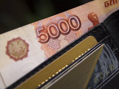 Объем наличных в России в феврале вырос максимально за 20 лет. Почему россияне спешат снимать рубли
