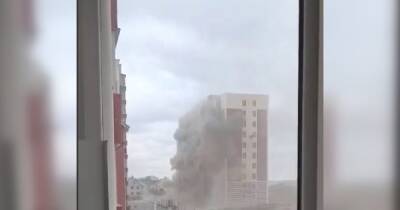 В Ирпене российские оккупанты снарядами разбомбили многоэтажный дом (видео)